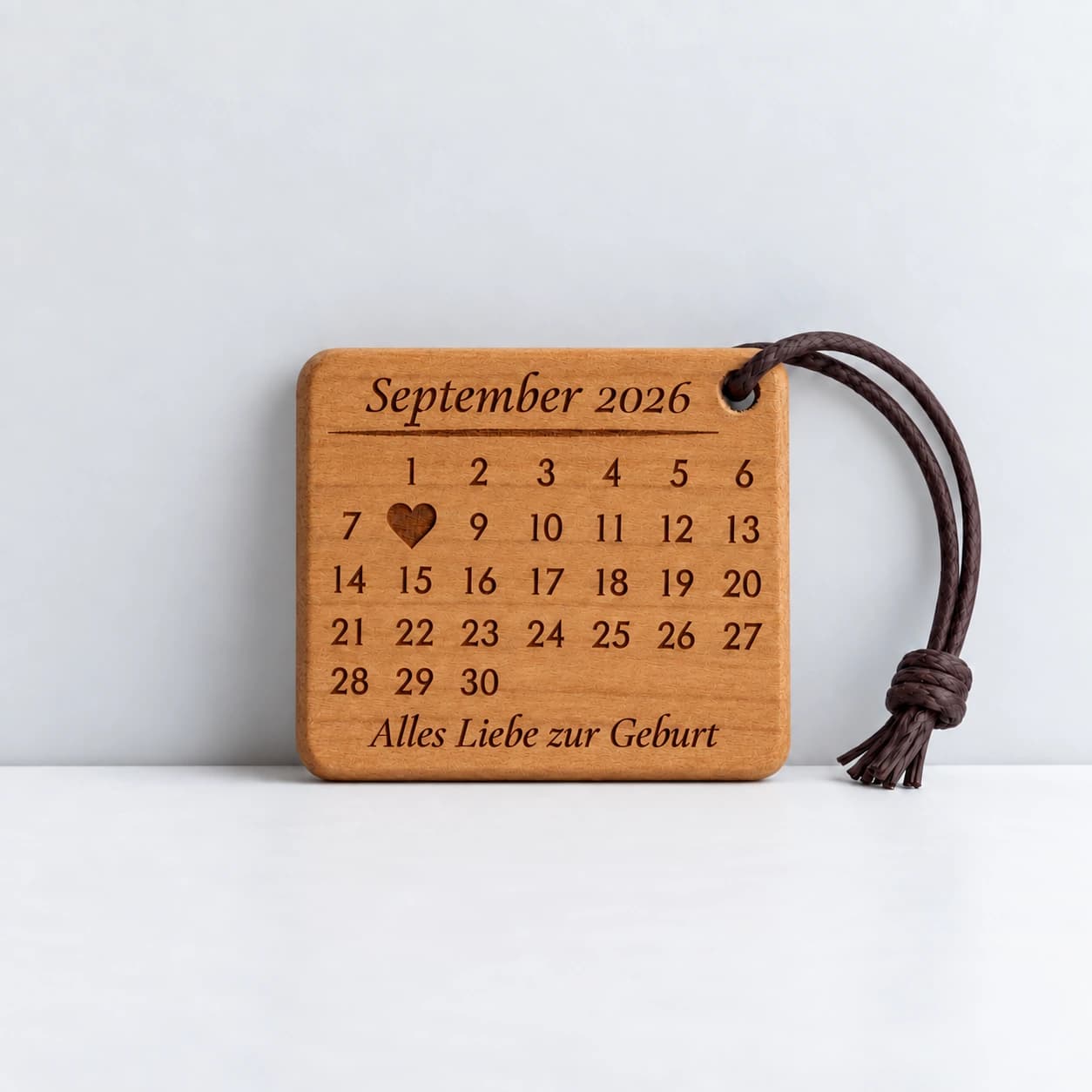 Personalisierter Kalender-Schlüsselanhänger als Geschenk zur Geburt mit gefülltem Herz – Produktansicht, Beispiel 08.09.2026