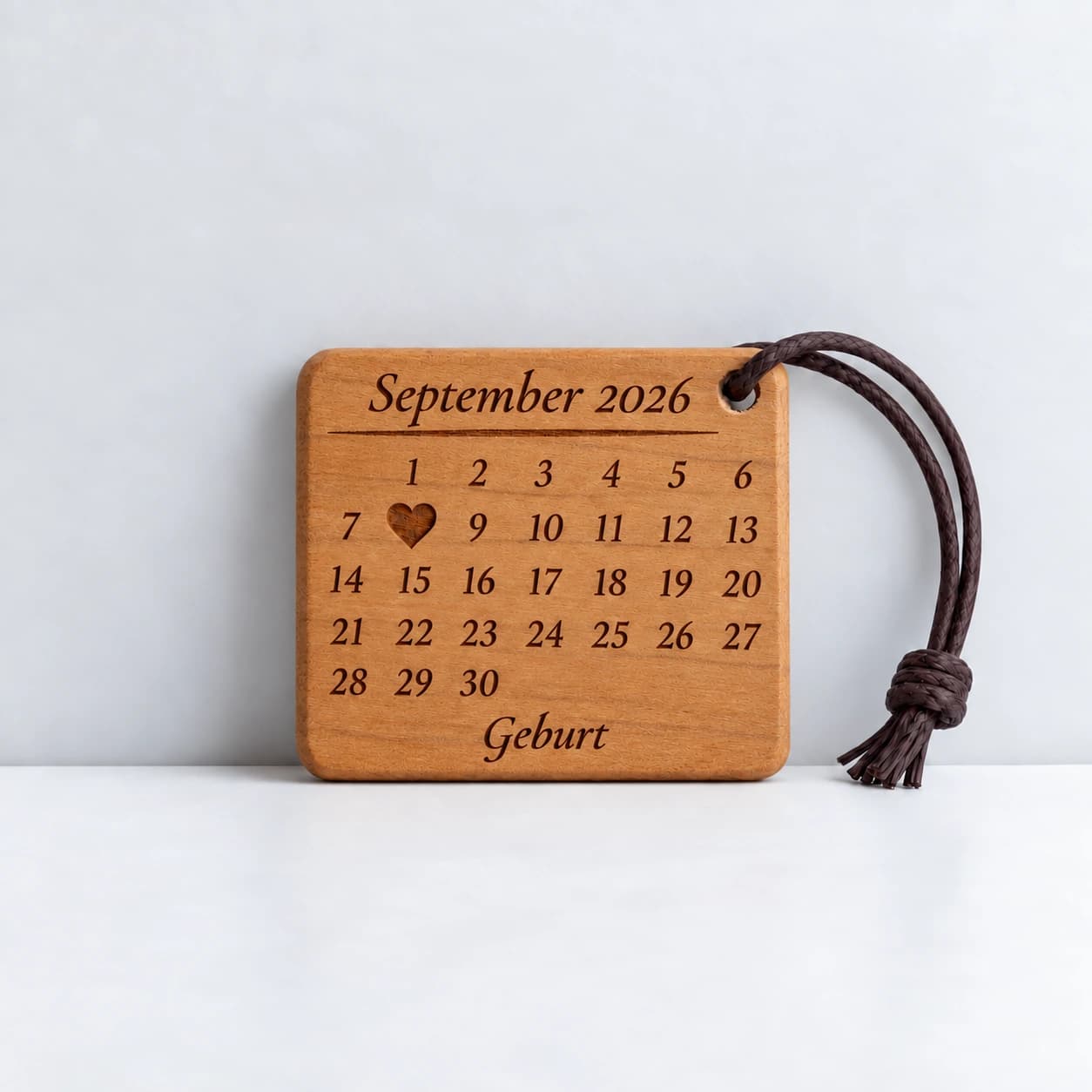 Kalender-Schlüsselanhänger mit gefülltem Herz zur Geburt, Taufe & Einschulung – Produktansicht, Beispiel 08.09.2026