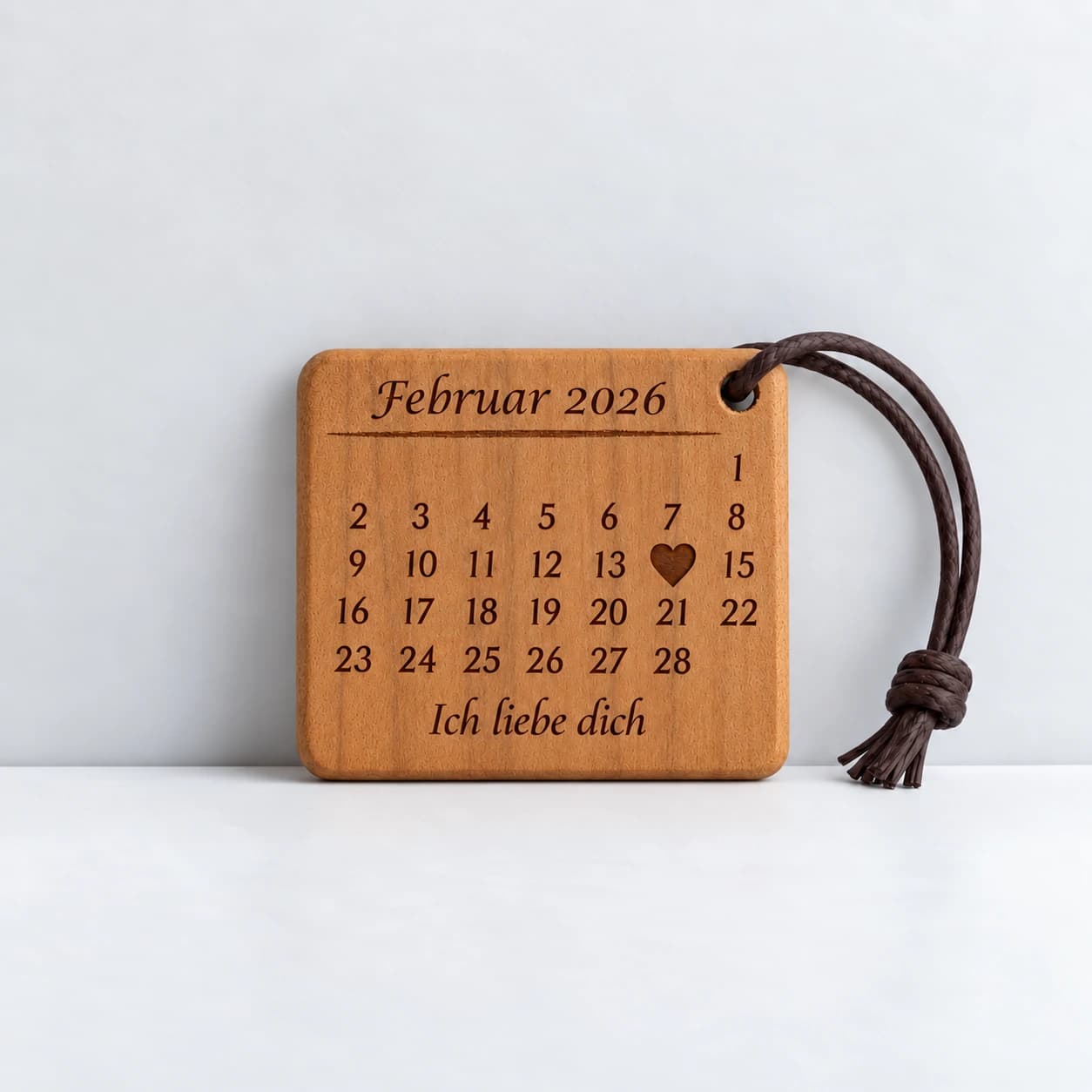 Personalisierter Kalender-Schlüsselanhänger für Paare mit gefülltem Herz – Produktansicht, Beispiel 14.02.2026