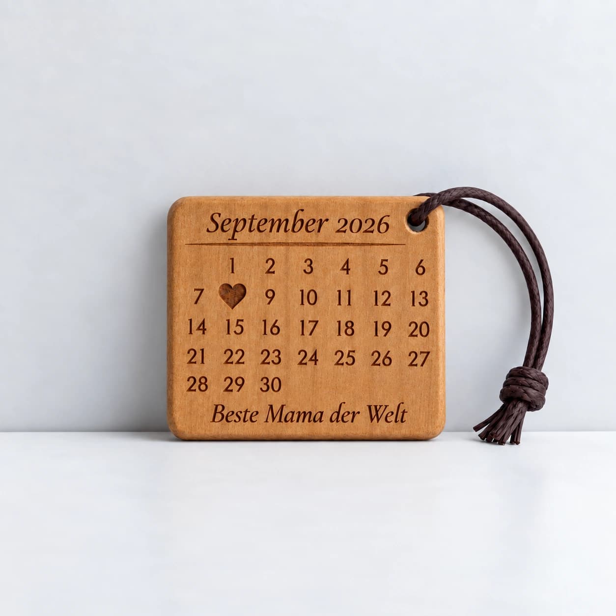 Personalisierter Kalender-Schlüsselanhänger für Mama mit gefülltem Herz – Produktansicht, Beispiel 08.09.2026
