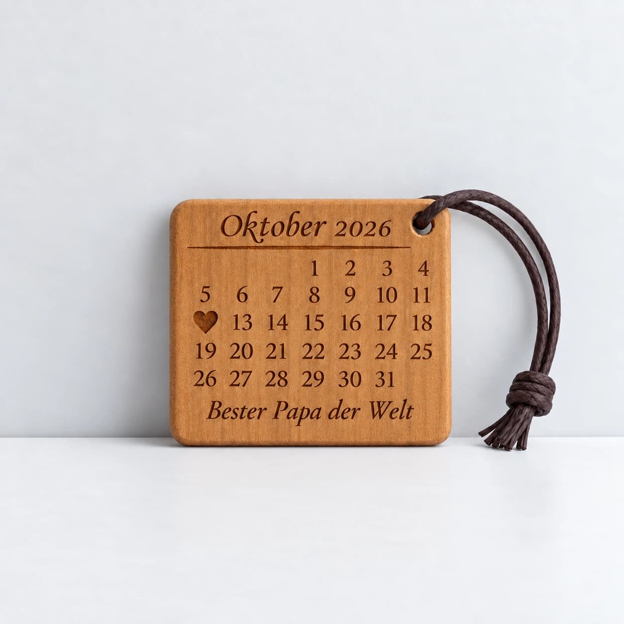 Personalisierter Kalender-Schlüsselanhänger für Papa mit gefülltem Herz – Produktansicht, Beispiel 12.10.2026