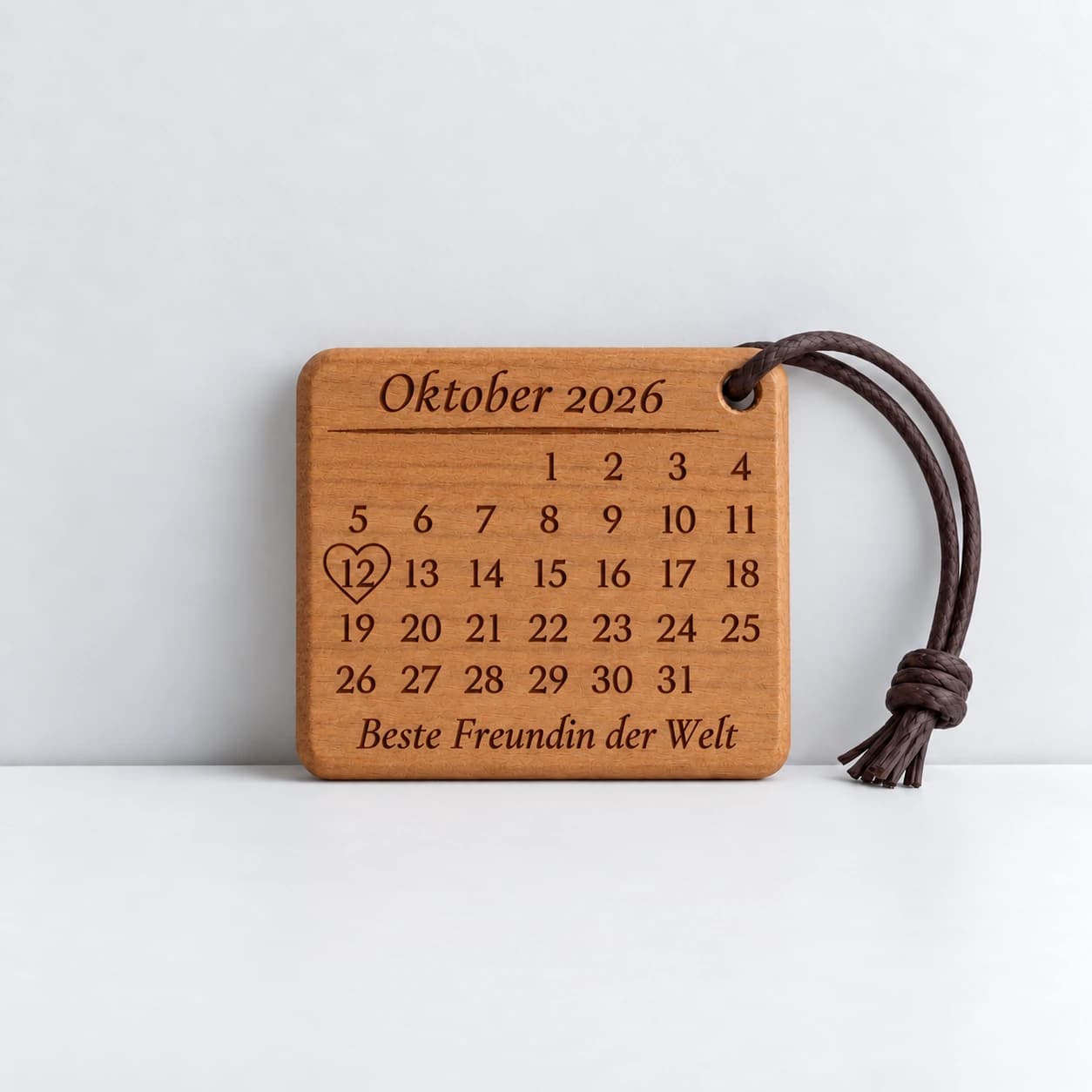 Kalender-Schlüsselanhänger mit Gravur für die beste Freundin mit Herzumriss – Produktansicht, Beispiel 12.10.2026