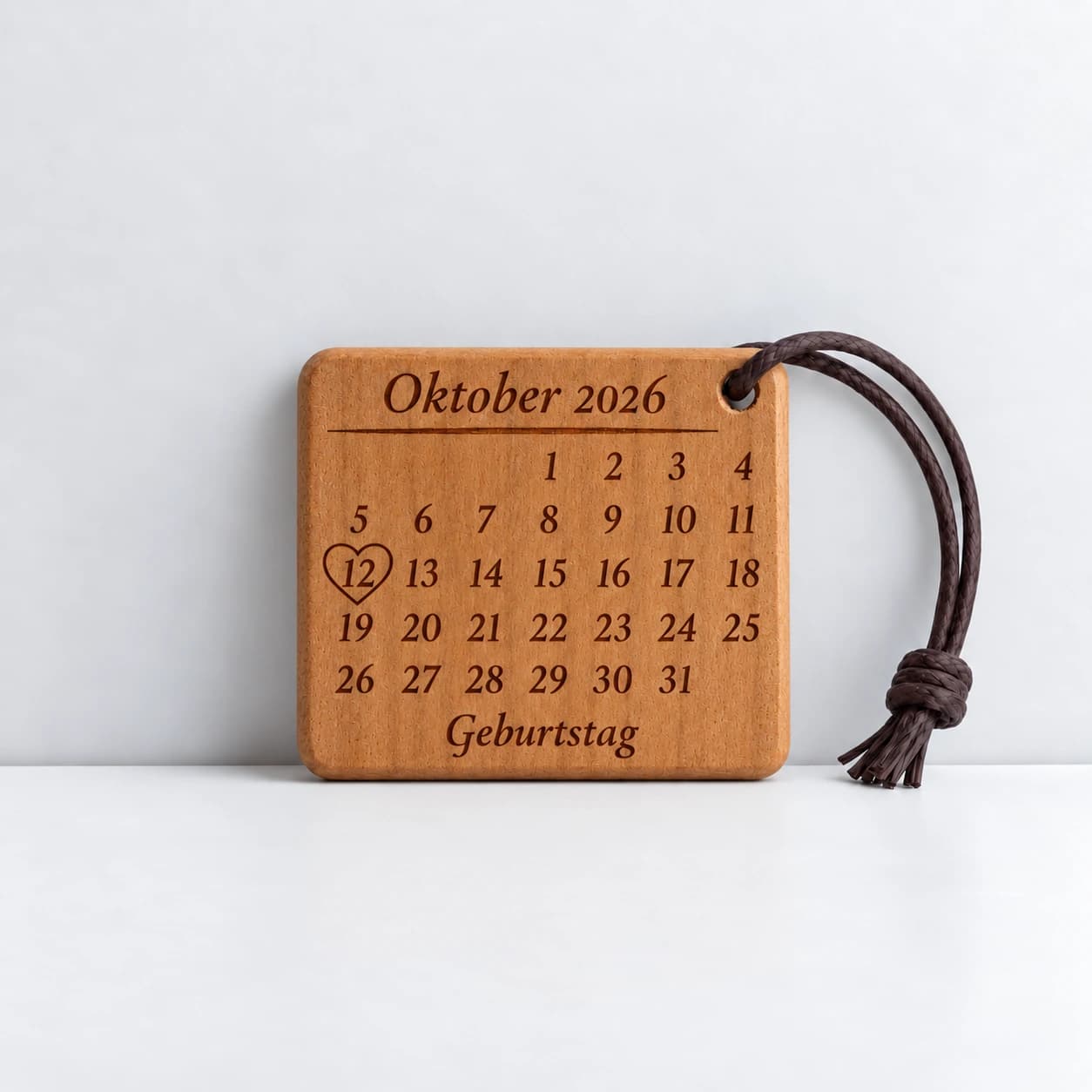 Kalender-Schlüsselanhänger mit Herzumriss zum Geburtstag – Produktansicht, Beispiel 12.10.2026