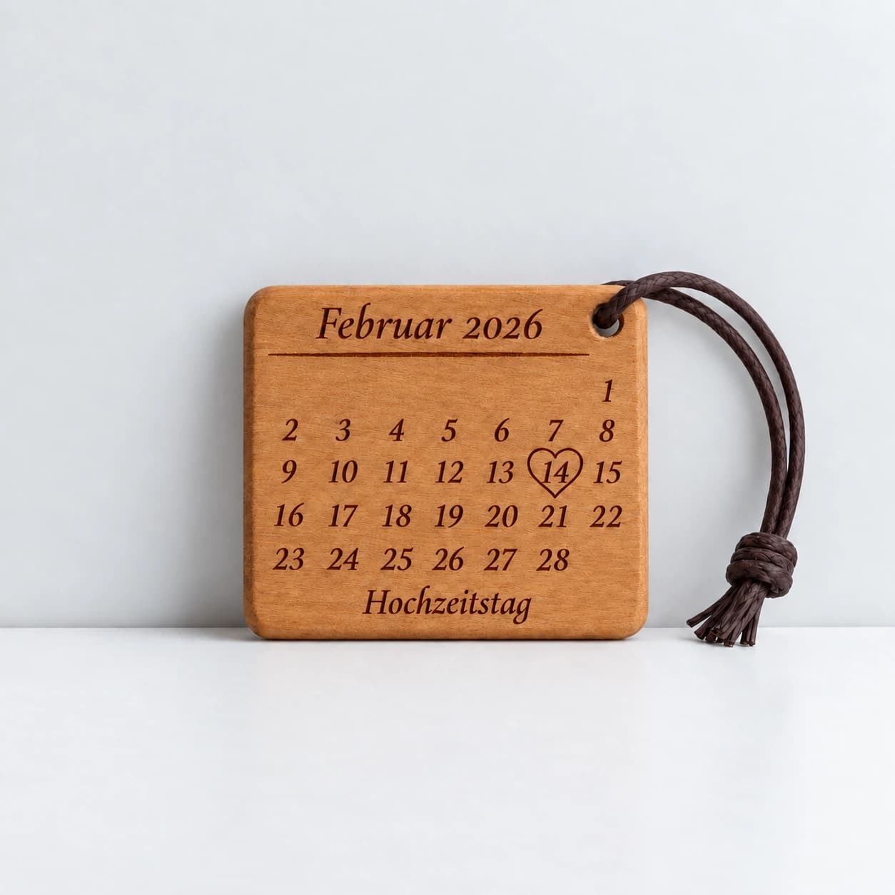 Kalender-Schlüsselanhänger mit Herzumriss zur Hochzeit & zum Jahrestag – Produktansicht, Beispiel 14.02.2026