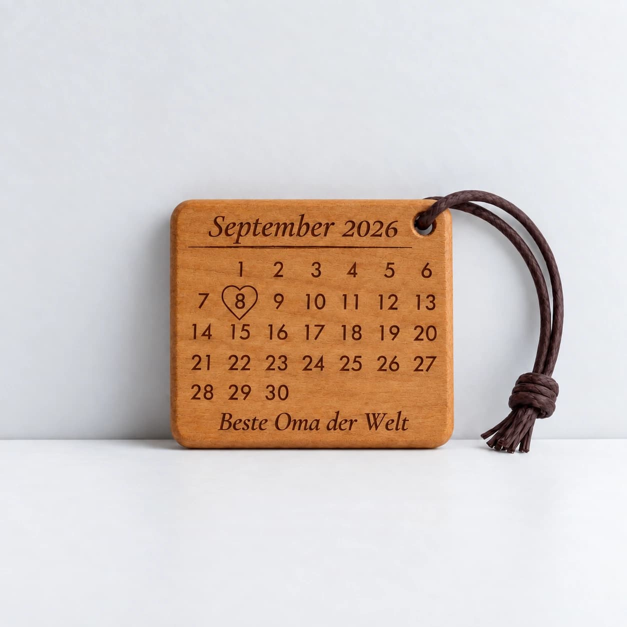 Personalisierter Kalender-Schlüsselanhänger für Oma mit Herzumriss – Produktansicht, Beispiel 08.09.2026