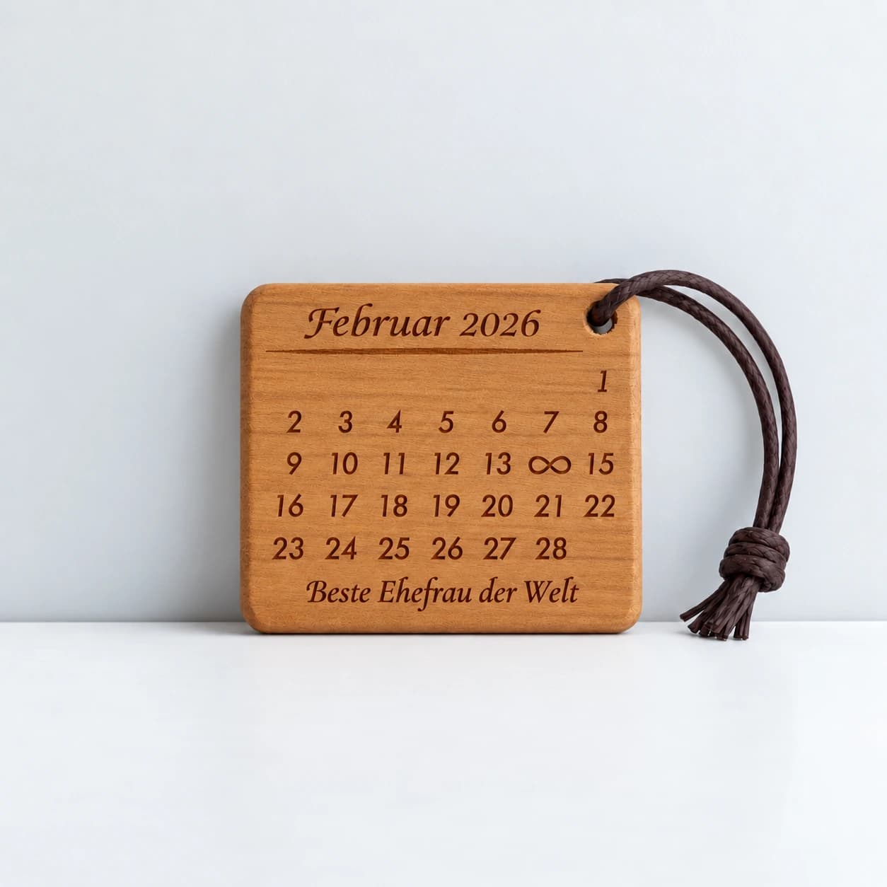 Kalender-Schlüsselanhänger mit Gravur für die Ehefrau mit Unendlichkeitszeichen – Produktansicht, Beispiel 14.02.2026