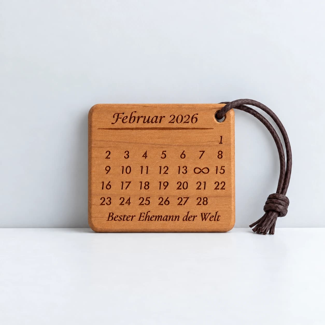 Kalender-Schlüsselanhänger mit Gravur für den Ehemann mit Unendlichkeitszeichen – Produktansicht, Beispiel 14.02.2026