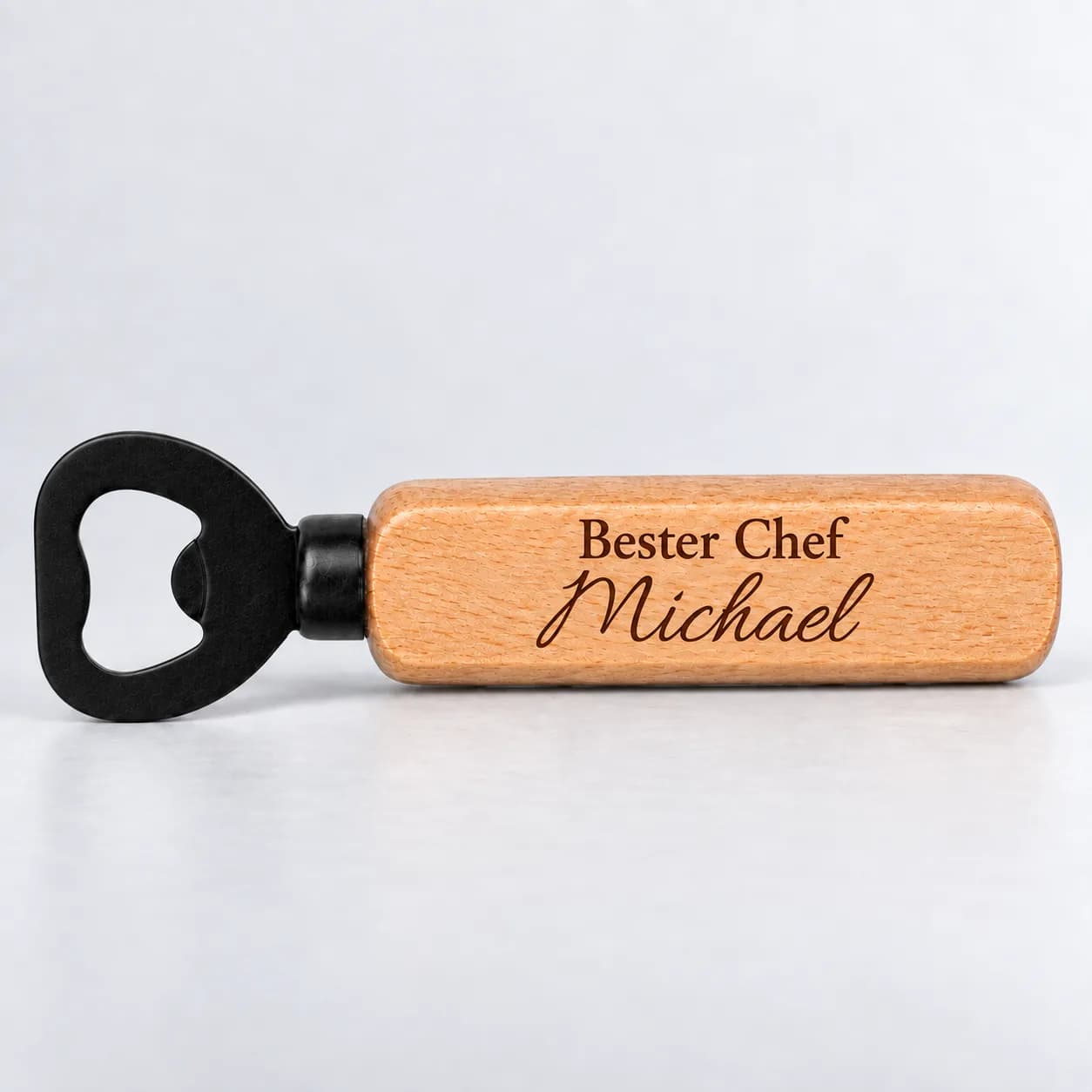 Personalisierter Holz-Flaschenöffner mit Gravur – Für den Chef – Nahaufnahme