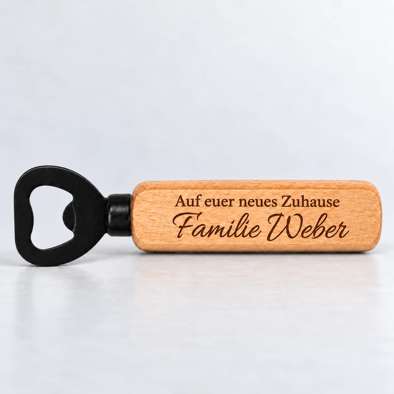 Personalisierter Holz-Flaschenöffner mit Gravur – Zum Einzug – Nahaufnahme