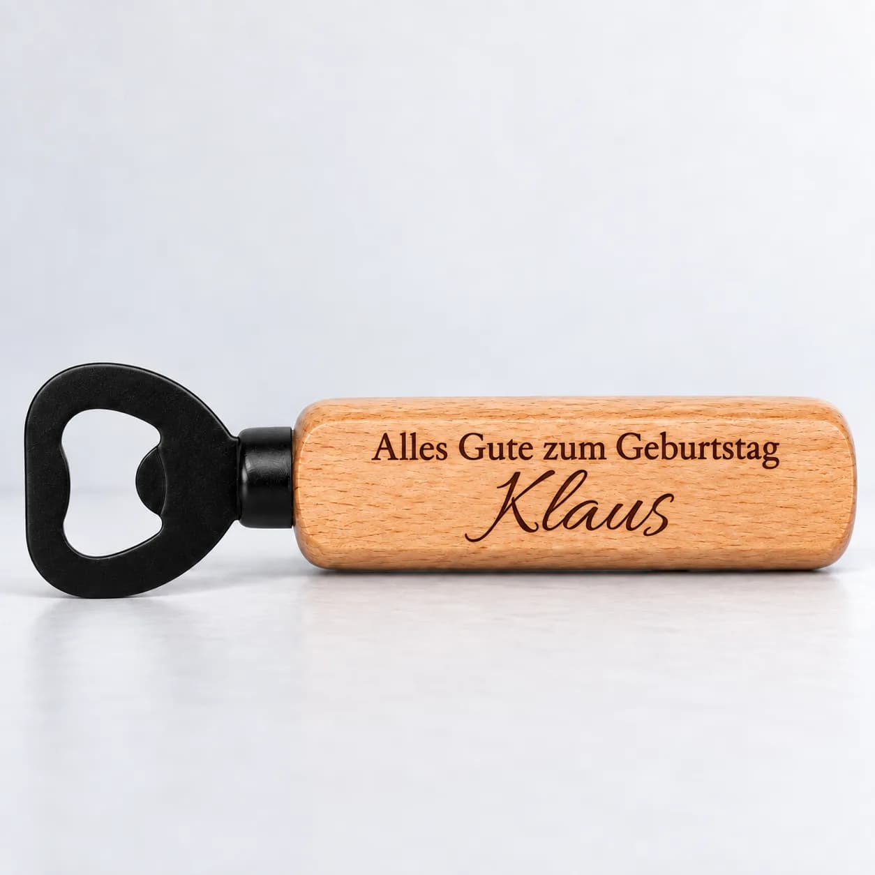 Personalisierter Holz-Flaschenöffner mit Gravur – Zum Geburtstag – Nahaufnahme