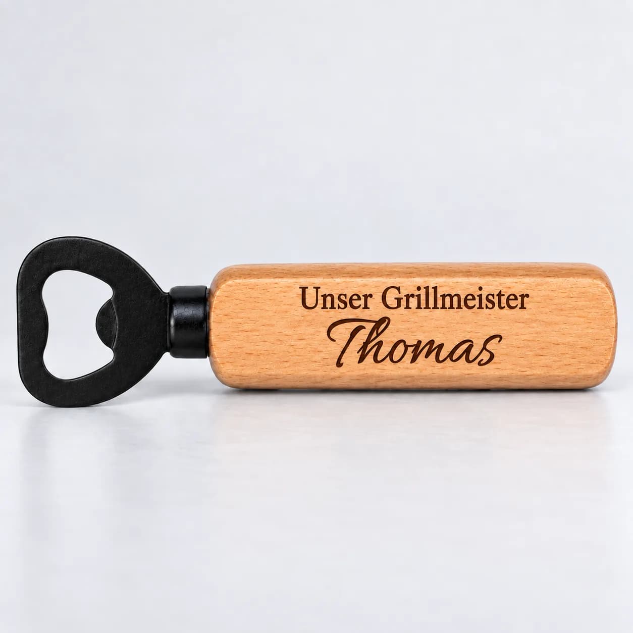 Personalisierter Holz-Flaschenöffner mit Gravur – Für den Grillmeister – Nahaufnahme