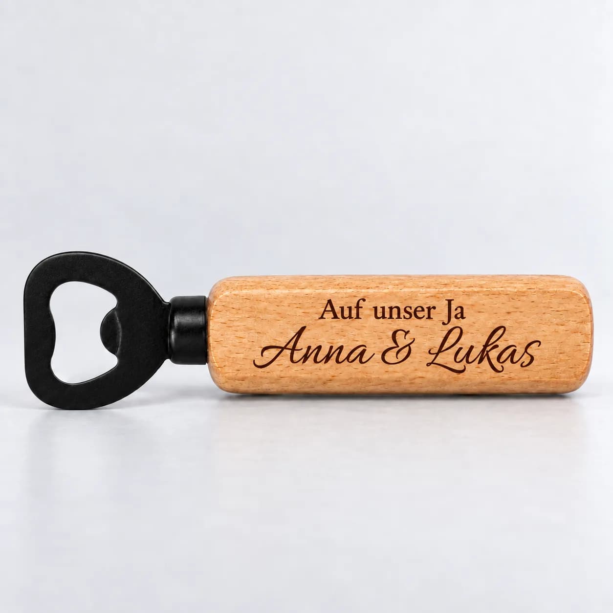 Personalisierter Holz-Flaschenöffner mit Gravur – Zur Hochzeit – Nahaufnahme