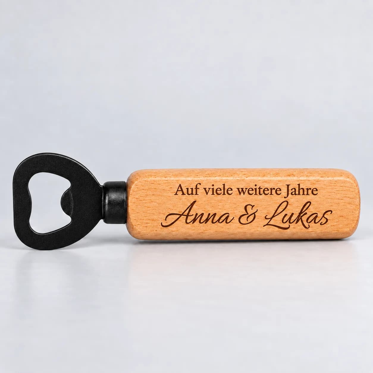 Personalisierter Holz-Flaschenöffner mit Gravur – Zum Jahrestag – Nahaufnahme
