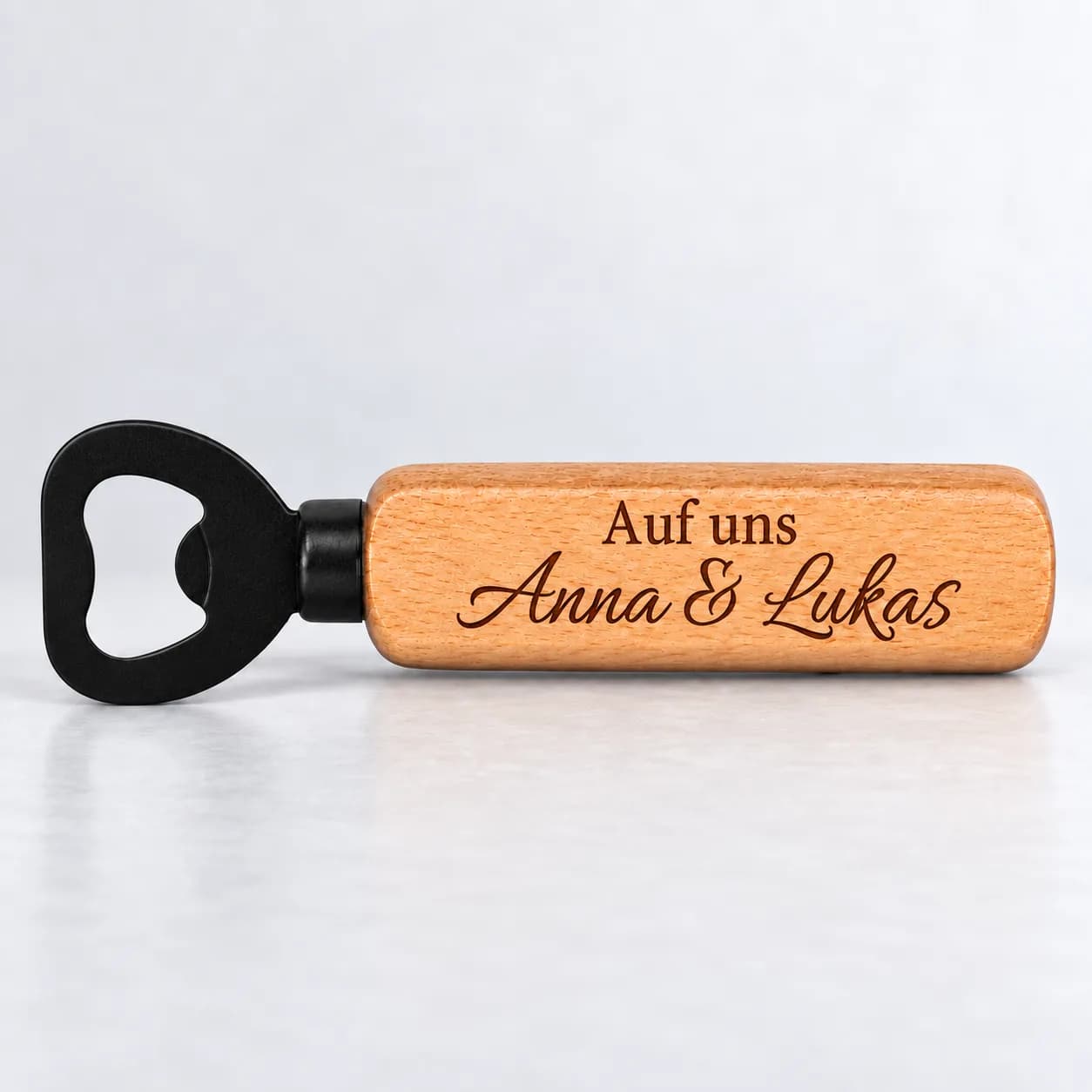 Personalisierter Holz-Flaschenöffner mit Gravur – Für Paare – Nahaufnahme