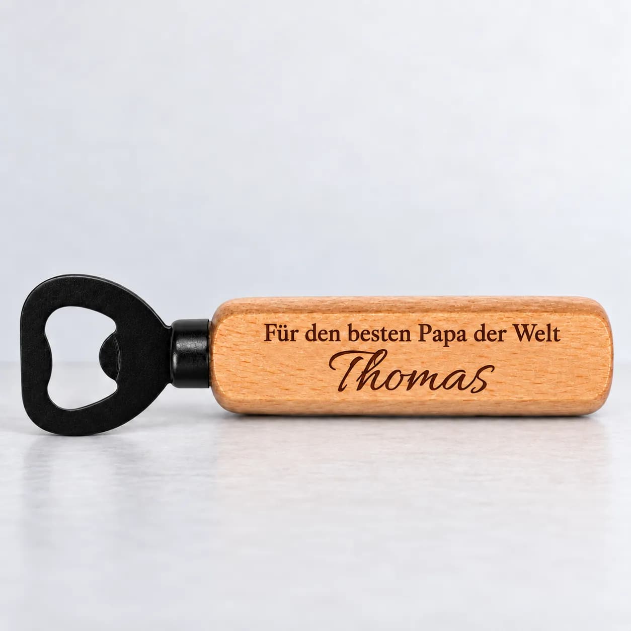 Personalisierter Holz-Flaschenöffner mit Gravur – Für Papa – Nahaufnahme