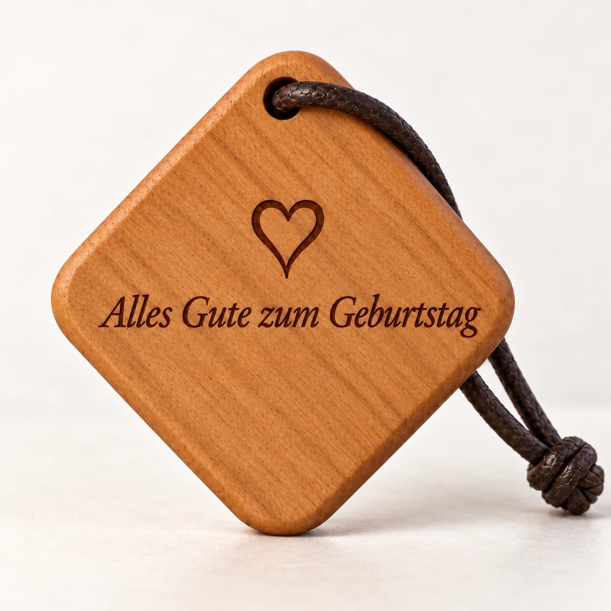 Quadro Holz-Schlüsselanhänger mit Gravur – Zum Geburtstag – Nahaufnahme