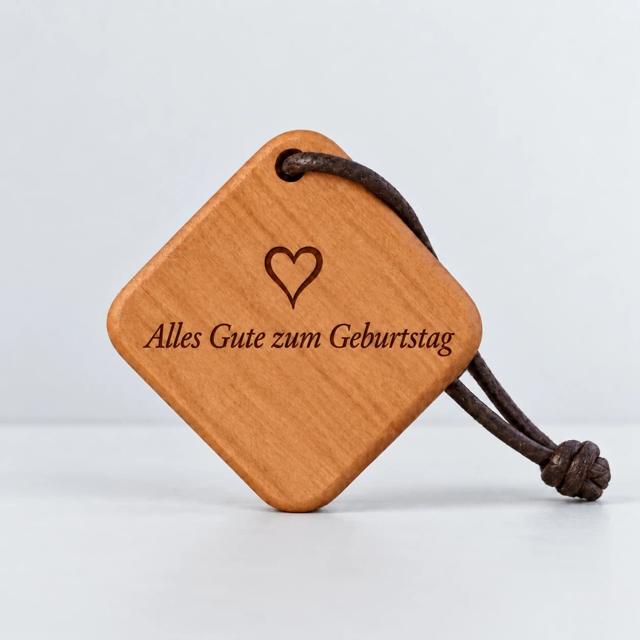 Quadro Holz-Schlüsselanhänger mit Gravur – Zum Geburtstag – Produktansicht