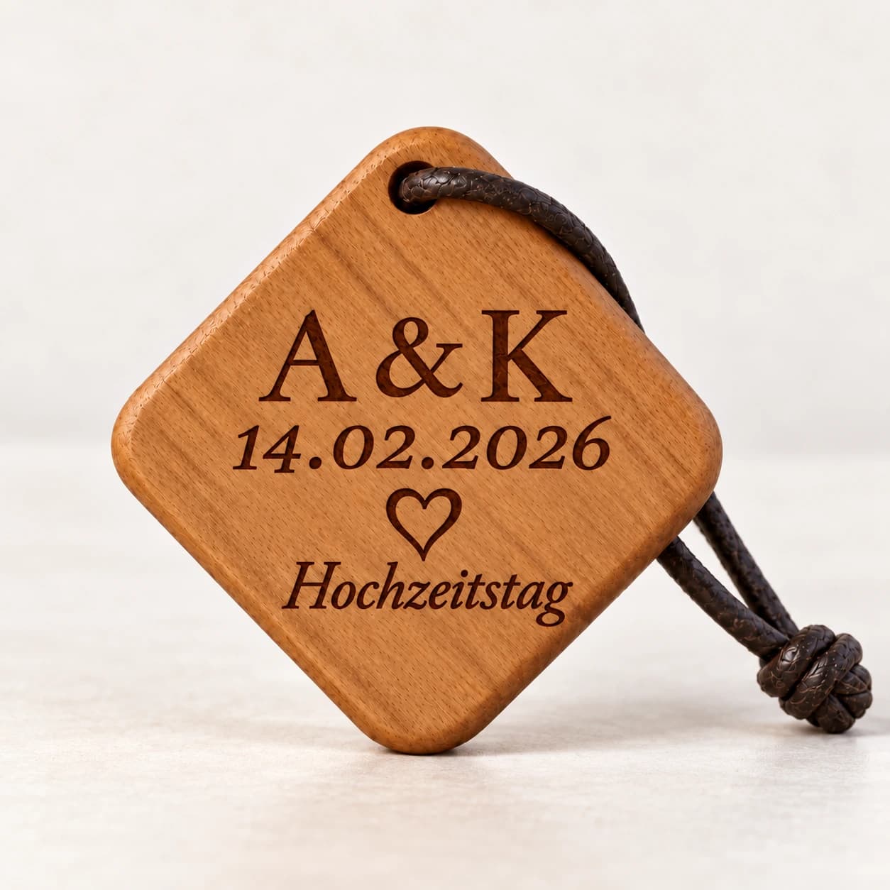 Quadro Holz-Schlüsselanhänger mit Gravur – Zum Hochzeitstag – Nahaufnahme
