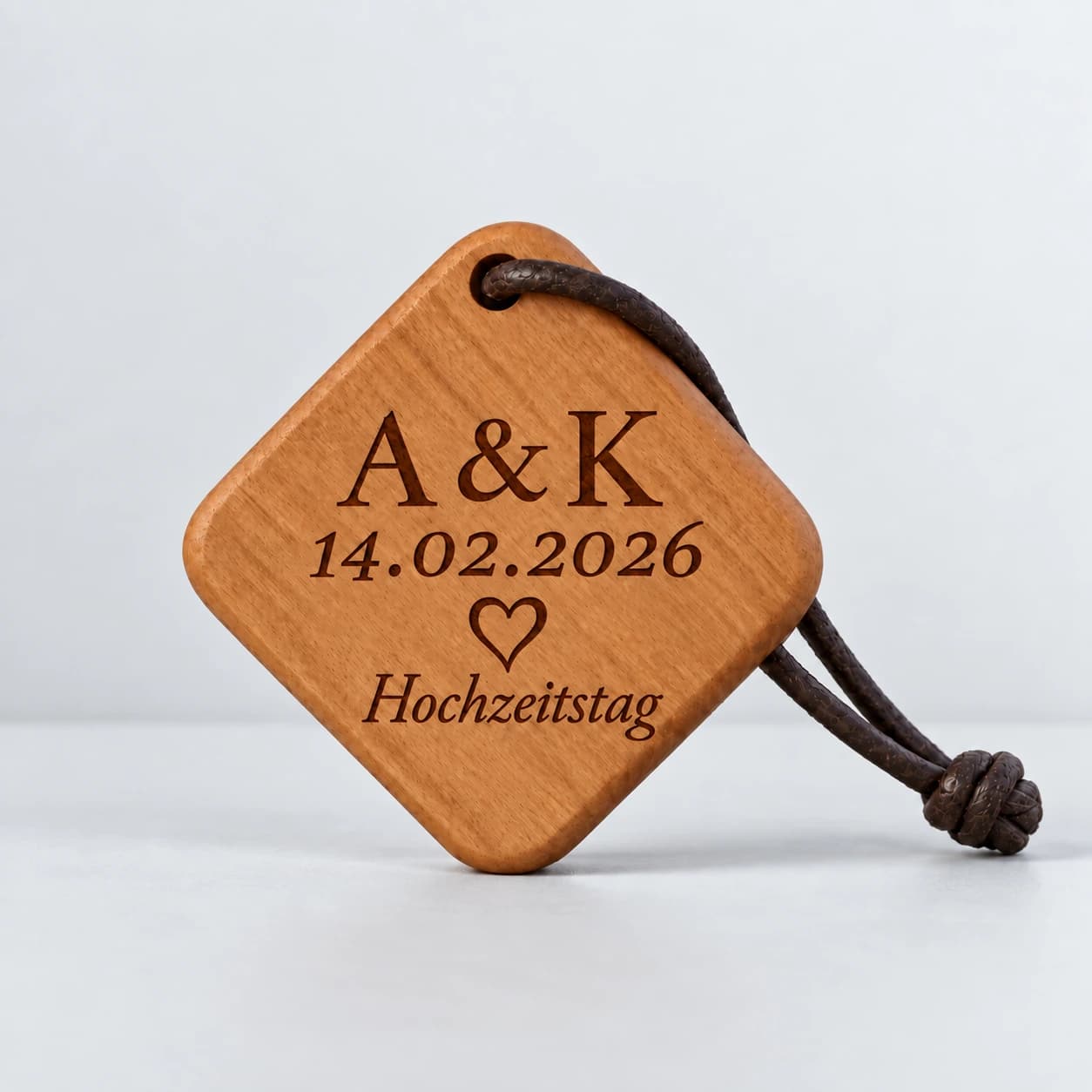 Quadro Holz-Schlüsselanhänger mit Gravur – Zum Hochzeitstag – Produktansicht