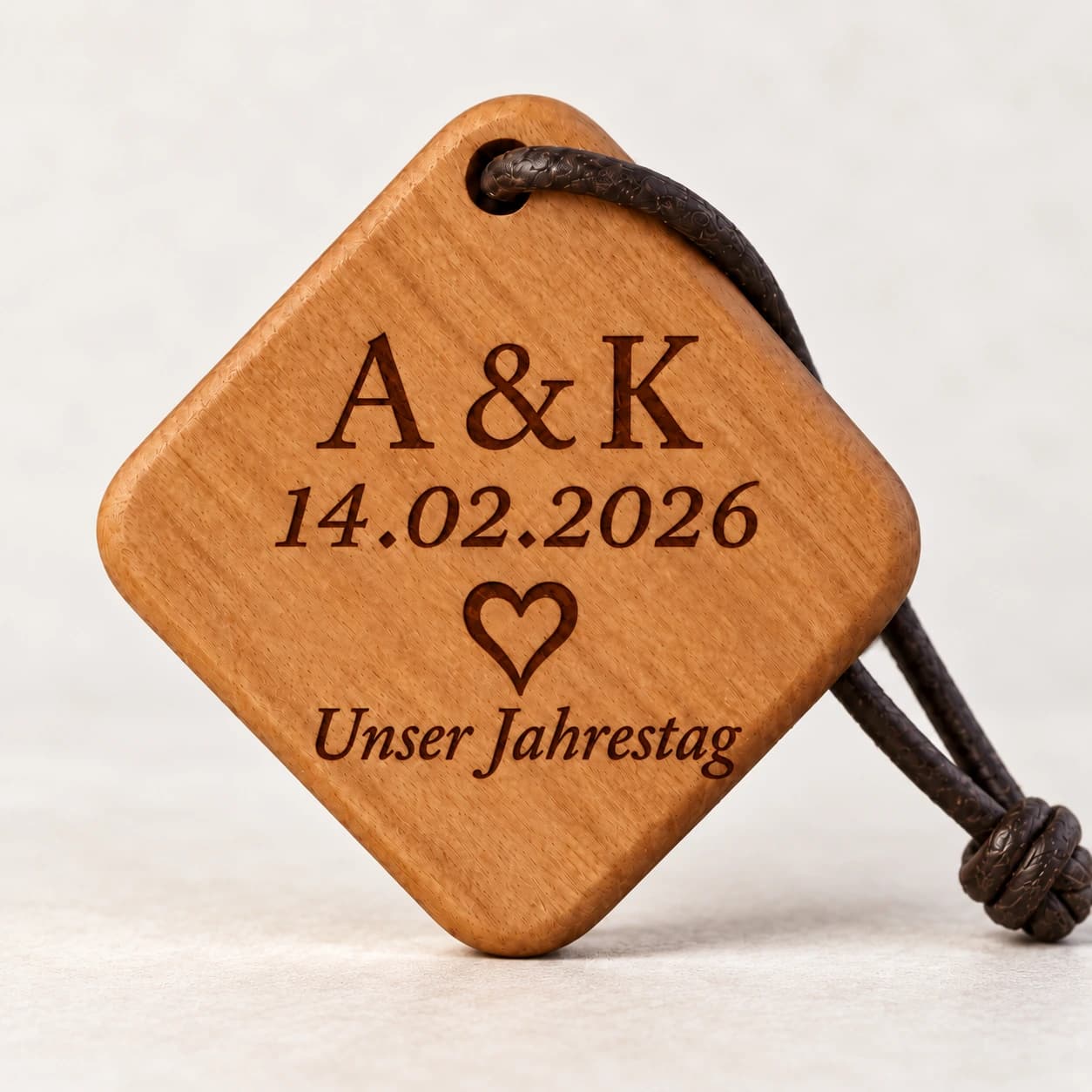 Quadro Holz-Schlüsselanhänger mit Gravur – Zum Jahrestag – Nahaufnahme
