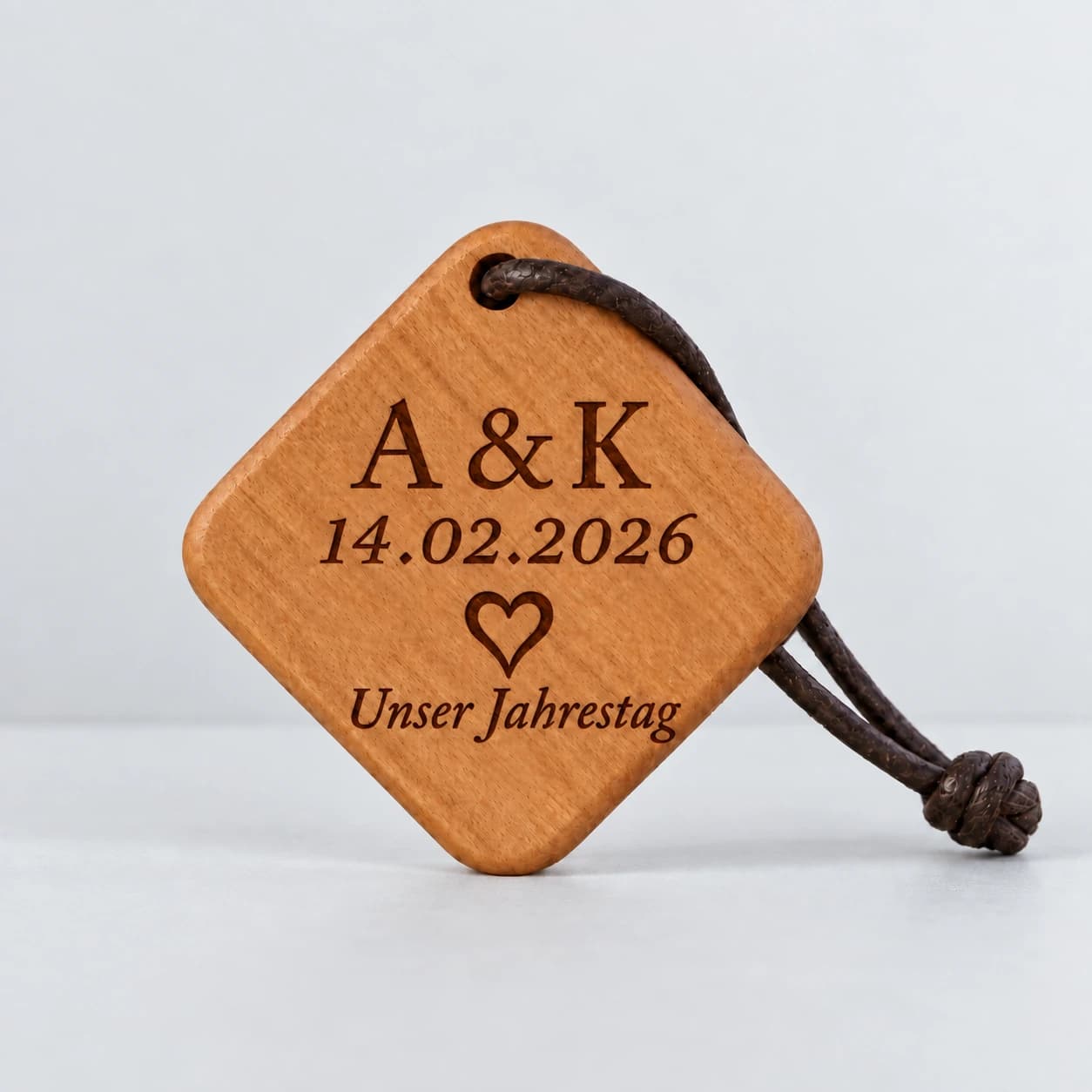 Quadro Holz-Schlüsselanhänger mit Gravur – Zum Jahrestag – Produktansicht