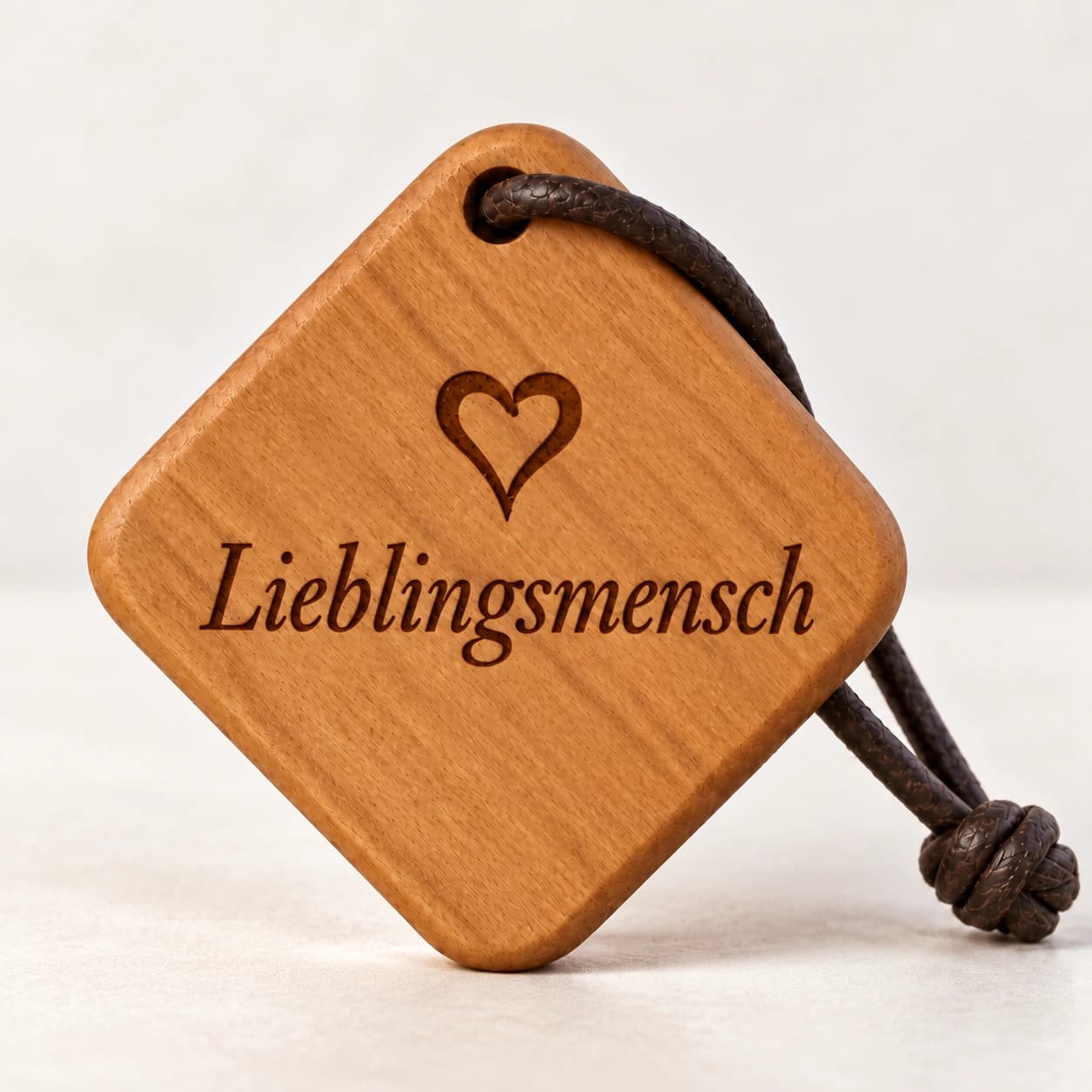 Quadro Holz-Schlüsselanhänger mit Gravur – Lieblingsmensch – Nahaufnahme