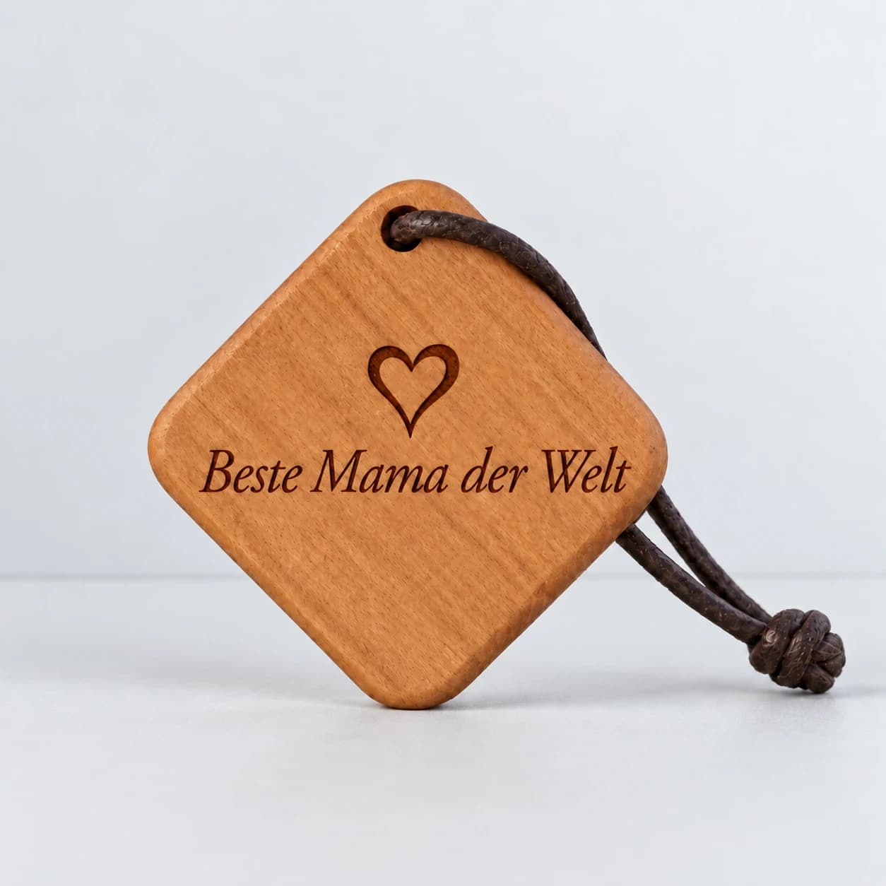 Quadro Holz-Schlüsselanhänger mit Gravur – Für Mama – Produktansicht