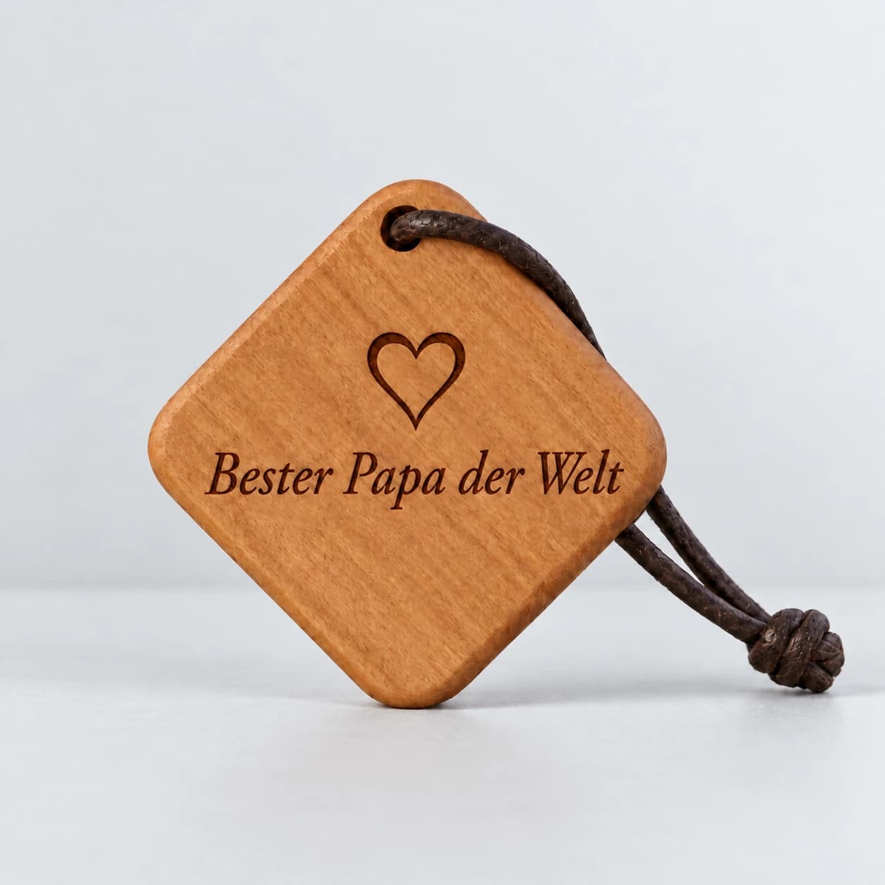 Quadro Holz-Schlüsselanhänger mit Gravur – Für Papa – Produktansicht