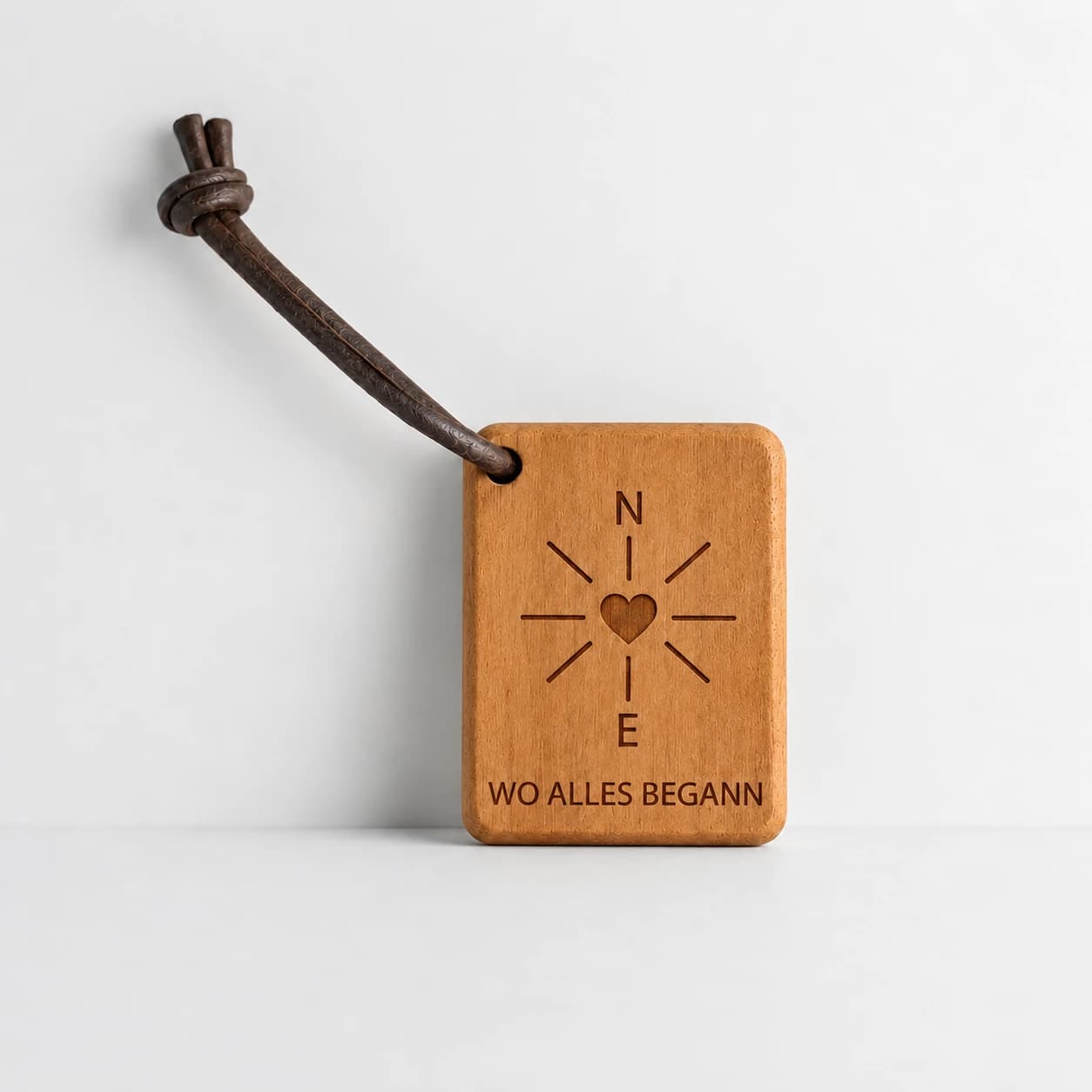 Initialen Gravur Koordinaten Holz Schlüsselanhänger – Produktansicht mit personalisierter Gravur