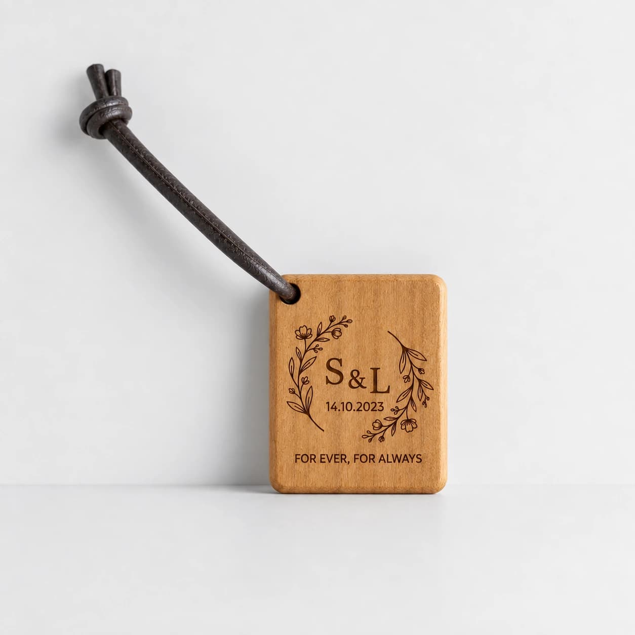Blütenkranz Holz Schlüsselanhänger Gravur – Produktansicht mit personalisierter Gravur
