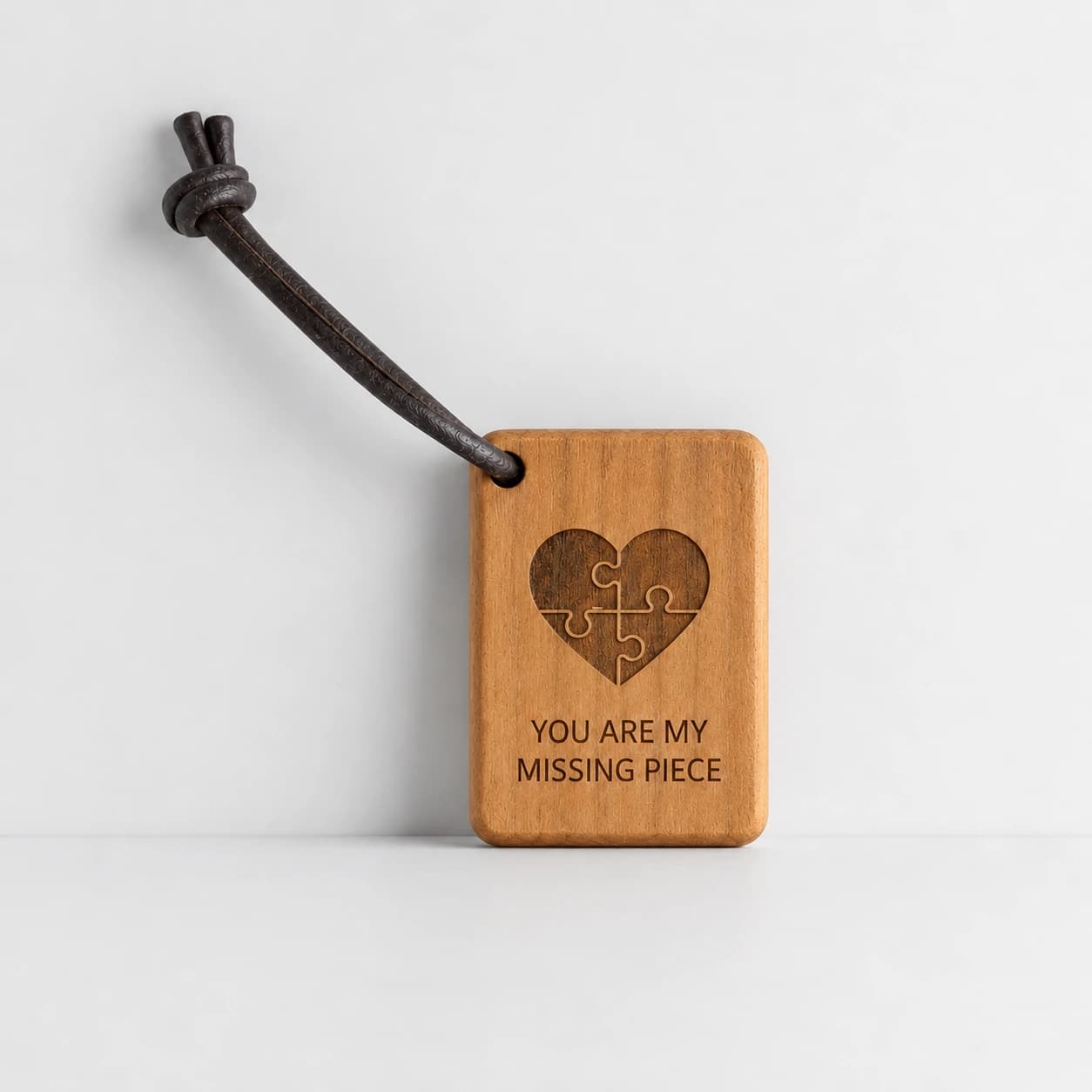 Herz Puzzel Holz Schlüsselanhänger Gravur – Produktansicht mit personalisierter Gravur
