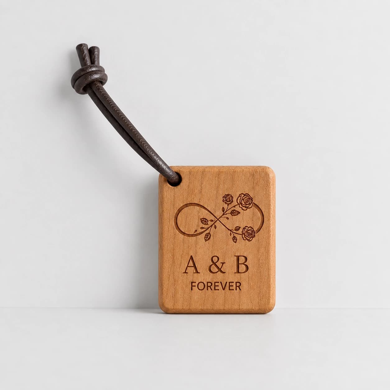 Infinity & Blumen Holz Schlüsselanhänger Gravur – Produktansicht mit personalisierter Gravur