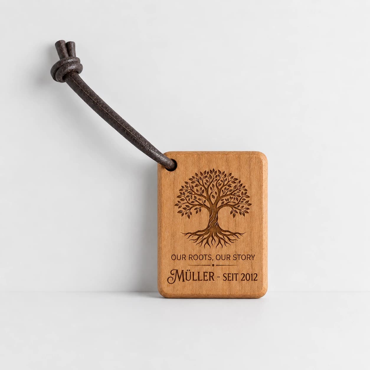 Lebensbaum Holz Schlüsselanhänger Gravur – Produktansicht mit personalisierter Gravur