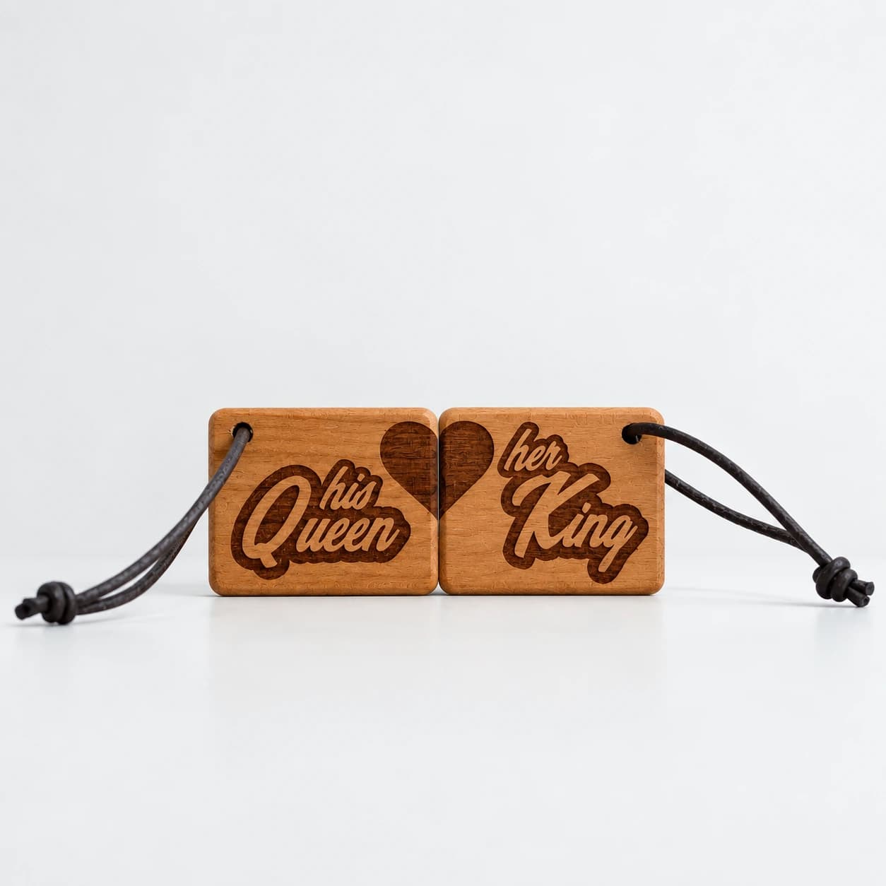 Partneranhänger 2er Set Schlüsselanhänger mit Gravur Holz graviert mit - her Queen/his King – Produktansicht mit personalisierter Gravur