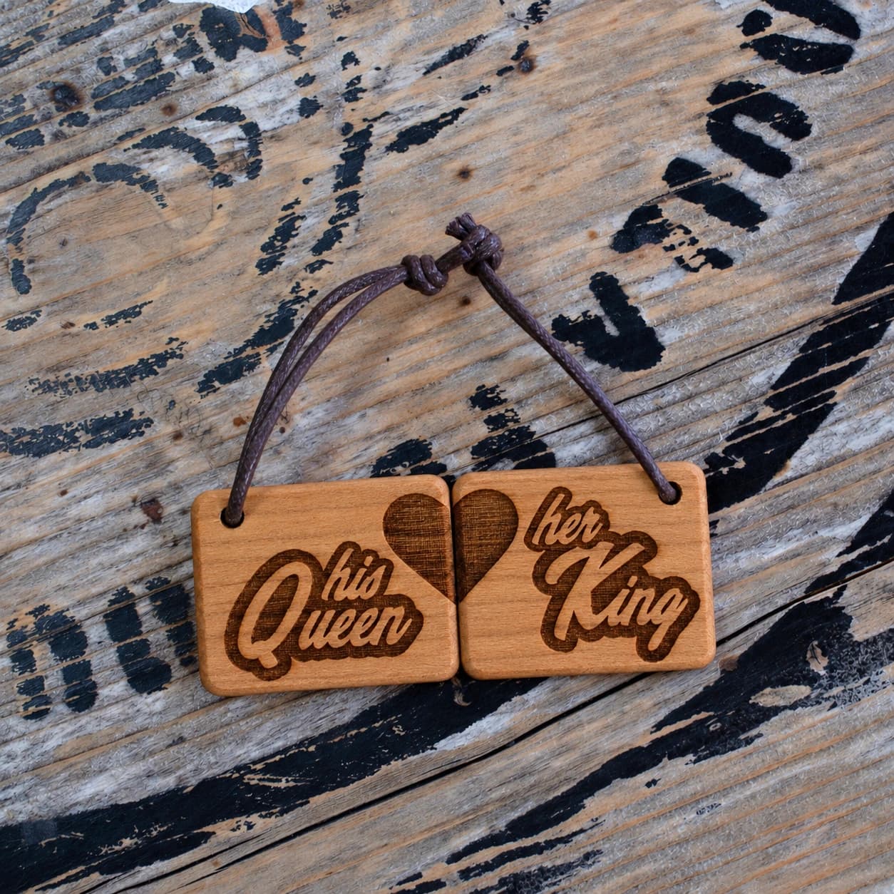 Partneranhänger 2er Set Schlüsselanhänger mit Gravur Holz graviert mit - her Queen/his King – personalisierte Geschenkidee aus Holz