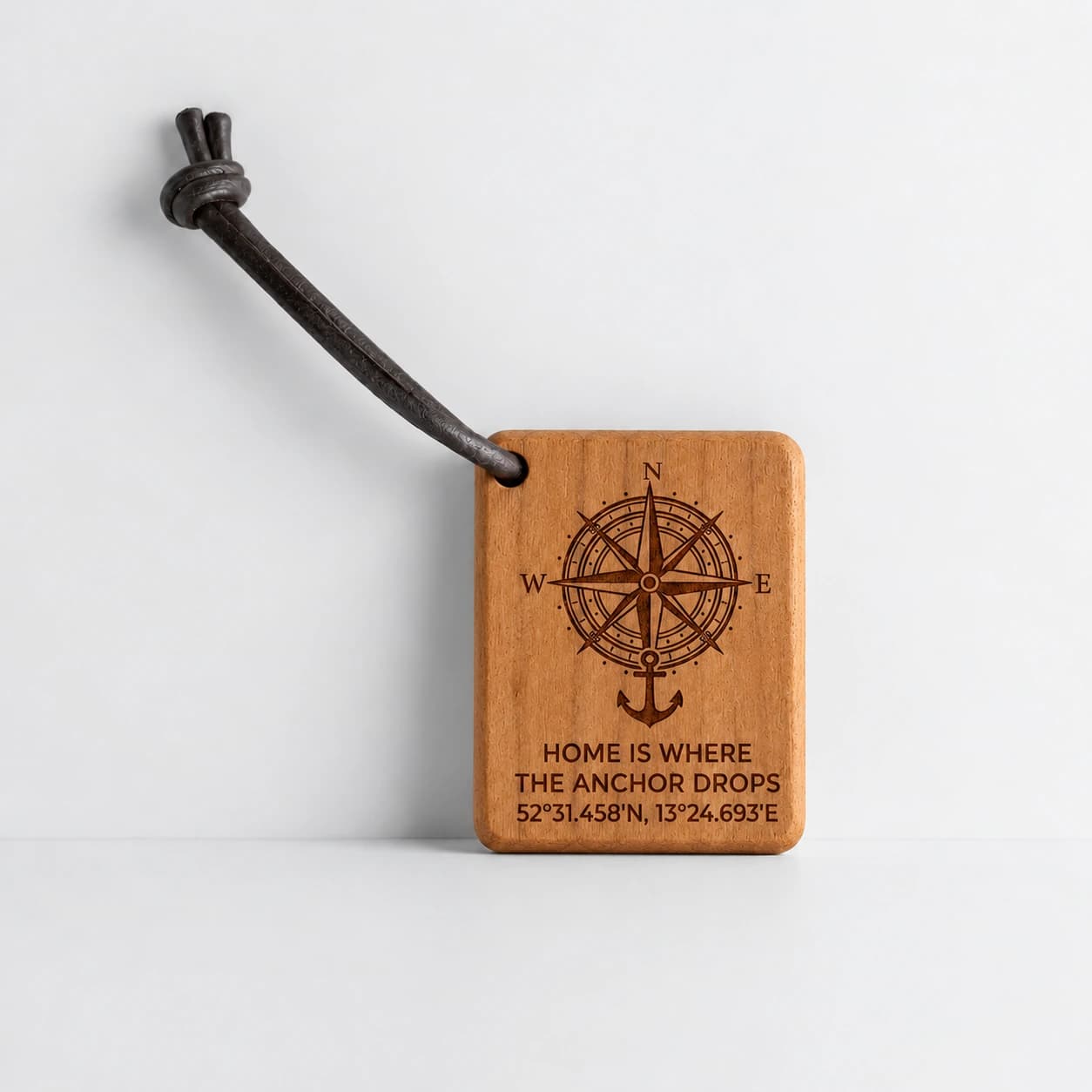 Anker Kompass Koordinaten Holz Schlüsselanhänger Gravur – Produktansicht mit personalisierter Gravur