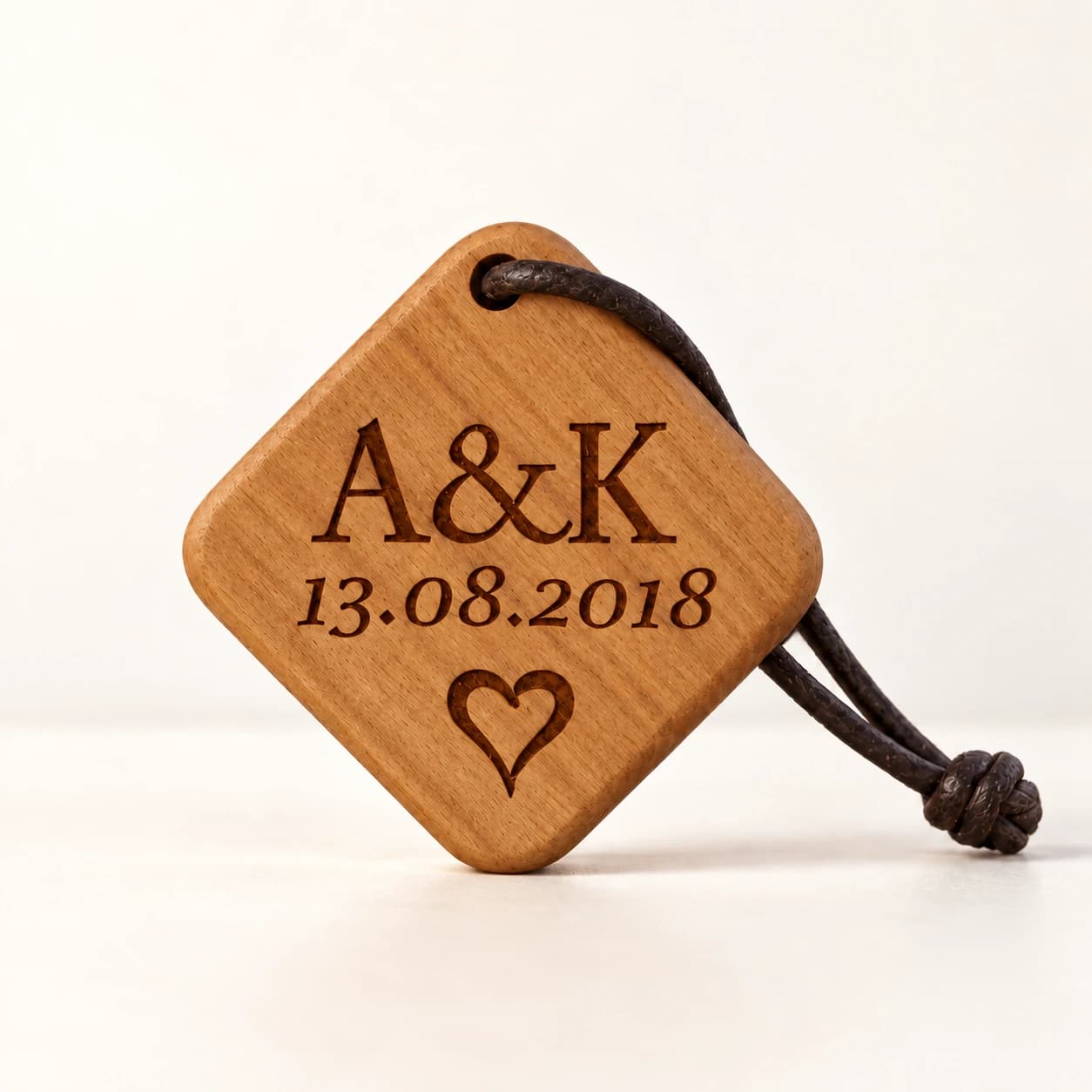 Personalisierter Quadro Holz-Schlüsselanhänger aus Kirschholz mit Initialen, Datum und Herz-Gravur
