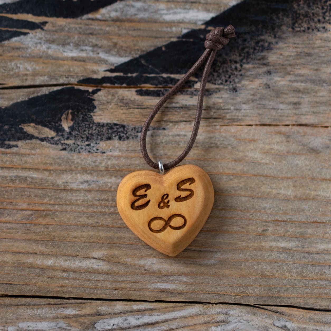 Schlüsselanhänger mit Gravur aus Holz Herz – personalisierte Geschenkidee mit Herzmotiv