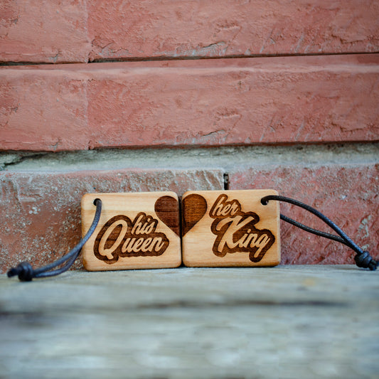 Partneranhänger 2er Set Schlüsselanhänger mit Gravur Holz graviert mit - her Queen/his King